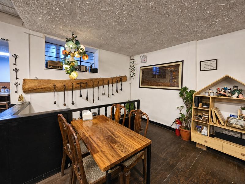 나무 식탁과 의자가 놓인 사랑채 식사 공간
